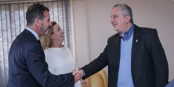 El gobernador Passalacqua al recibir oficialmente la línea aérea que une Madrid con Iguazú, saluda a la CEO de la compañía, Hidalgo\u002E (Twitter de Passalacqua)