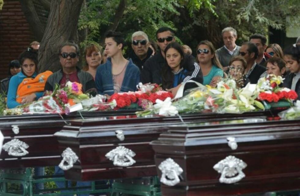 Dolor e impotencia en el entierro de las 3 mujeres asesinadas