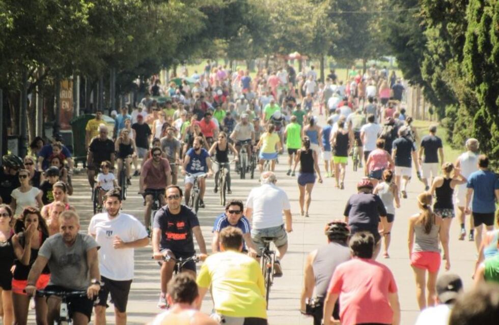 Pasó a alta velocidad con la moto por la Calle Recreativa y estuvo a punto de atropellar a un peatón