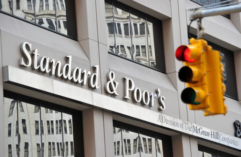 Standard & Poor's subió la calificación de la Argentina y la sacó de "default selectivo"