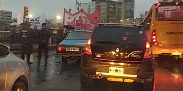 El corte de la Izquierda se lleva a cabo en el Puente Centenario\u002E