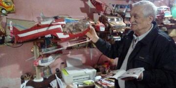 Abuelo vende juguetes hechos de latas y cartón para pagar sus remedios