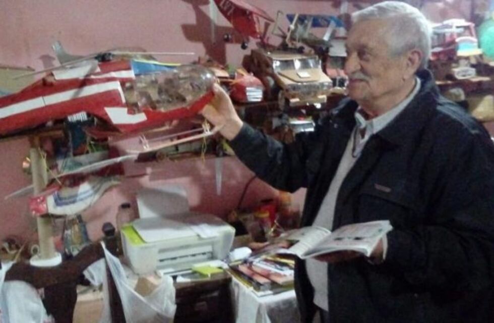 Abuelo vende juguetes hechos de latas y cartón para pagar sus remedios