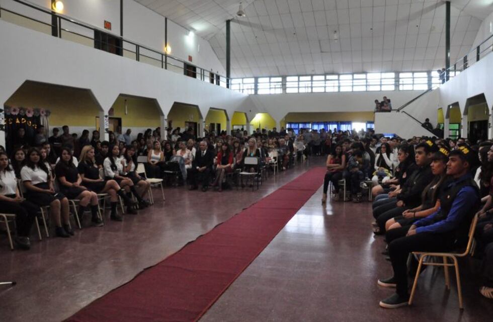 En el acto de egreso, alumnos del colegio 6 criticaron  a funcionarios