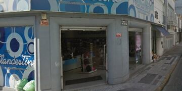 Robu00f3 un collar y dos pares de aros de un local comercial\u002E