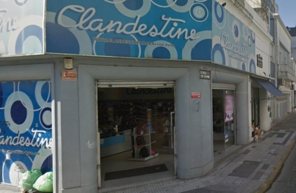 Se llevó un collar y dos pares de aros de un comercio y lo atraparon a la cuadra con lo robado