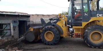 Con una topadora demolieron un kiosco 24 horas que vendía droga\u002E
