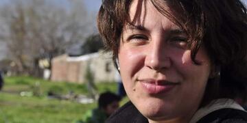 La mujer de 35 años fue atacada a golpes y sufrió abuso sexual luego de salir a dar un paseo por un camino rural de la ciudad\u002E (FB / Federación Juvenil Comunista)