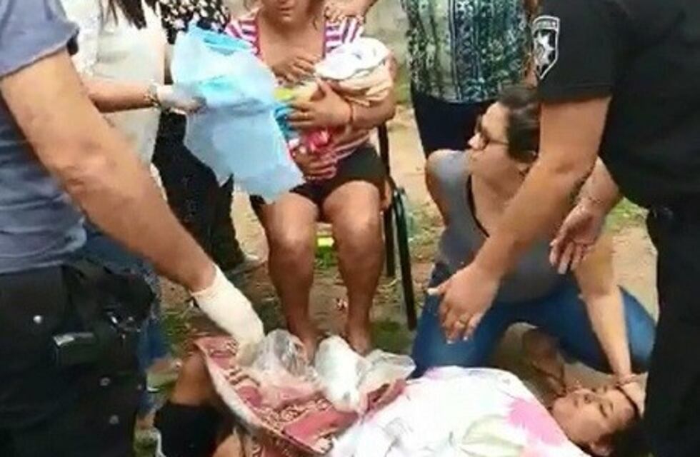 Caminaba por la calle, sintió contracciones y dio a luz a su nena con ayuda de vecinos