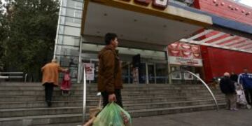 BUENOS AIRES (ARGENTINA), 10/05/2016.- Consumidores argentinos realizan hoy, martes 10 de mayo de 2016, compras en supermercados de Buenos Aires (Argentina). Asociaciones en defensa del consumidor de Argentina convocaron a un nuevo boicot contra los grandes supermercados en protesta por la escalada de precios en el pau00eds. EFE/David Fernu00e1ndez buenos aires  supermercados suba de precios boicot asociacion defensa consumidor boicot aumento de precios inflacion supermercados