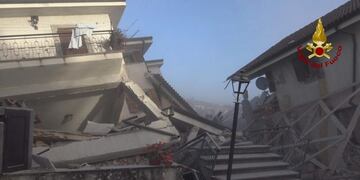 . Amatrice (Italy), 30/10/2016.- A view of Amatrice village completely destroyed after the strong earthquake in central Italy, 30 October 2016. A 6.6 magnitude earthquake struck 6km north of Norcia, Italy, on 30 October 2016. (Terremoto/sismo, Incendio, Italia) EFE/EPA/ITALIAN FIRE FIGHTERS / HANDOUT HANDOUT EDITORIAL USE ONLY/NO SALES/NO ARCHIVES