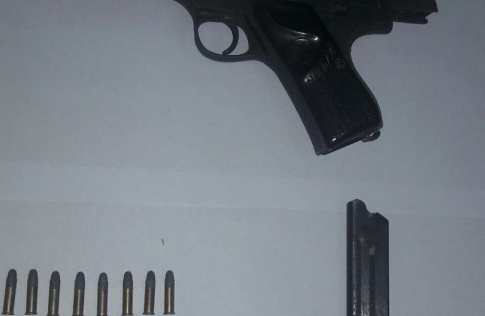 Intentaron ingresar a su domicilio, los apuntó con el arma y quedó aprehendido