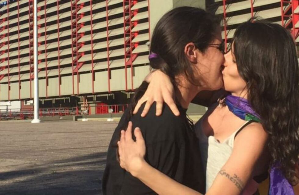 Con un "besazo" frente a la Jefatura protestaron contra la lesbofobia