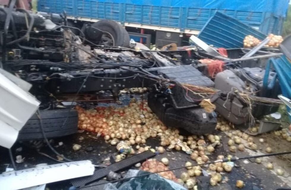 Choque entre camiones: iban en la misma dirección sobre la ruta nacional N° 11