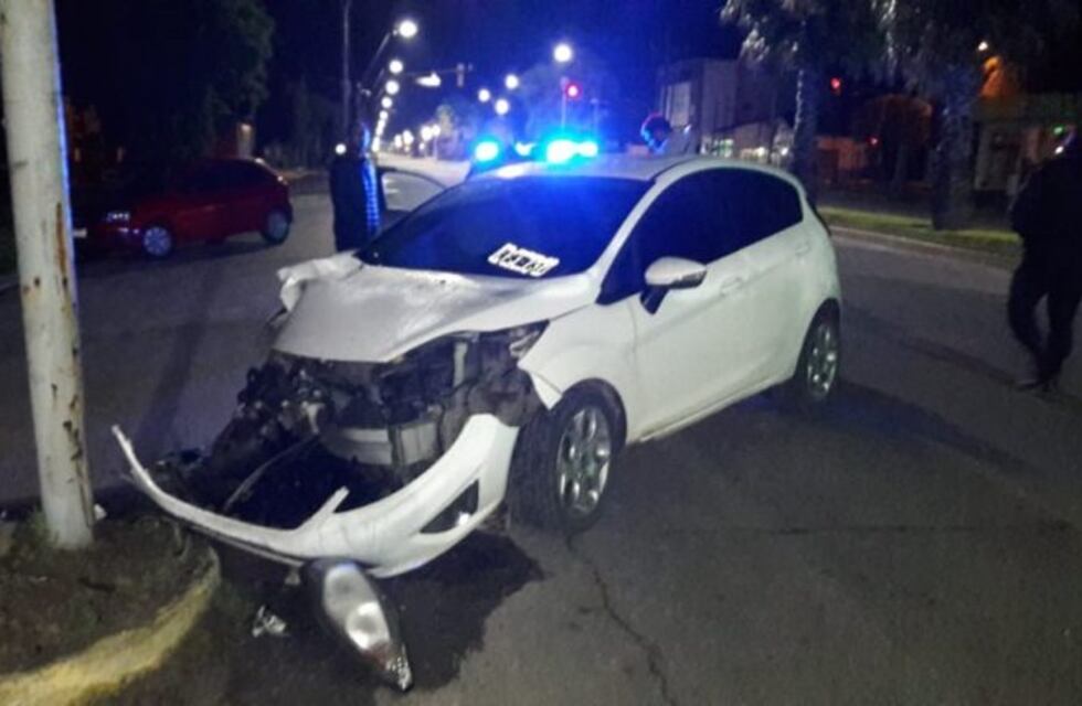 Conductor borracho chocó contra una columna en la avenida Constitución
