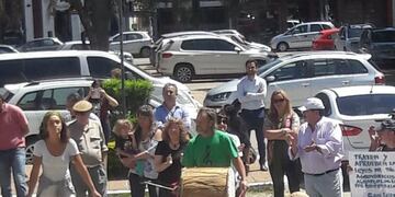 Las organizaciones se concentraron este miércoles frente a la Legislatura\u002E (@radiouno1013)