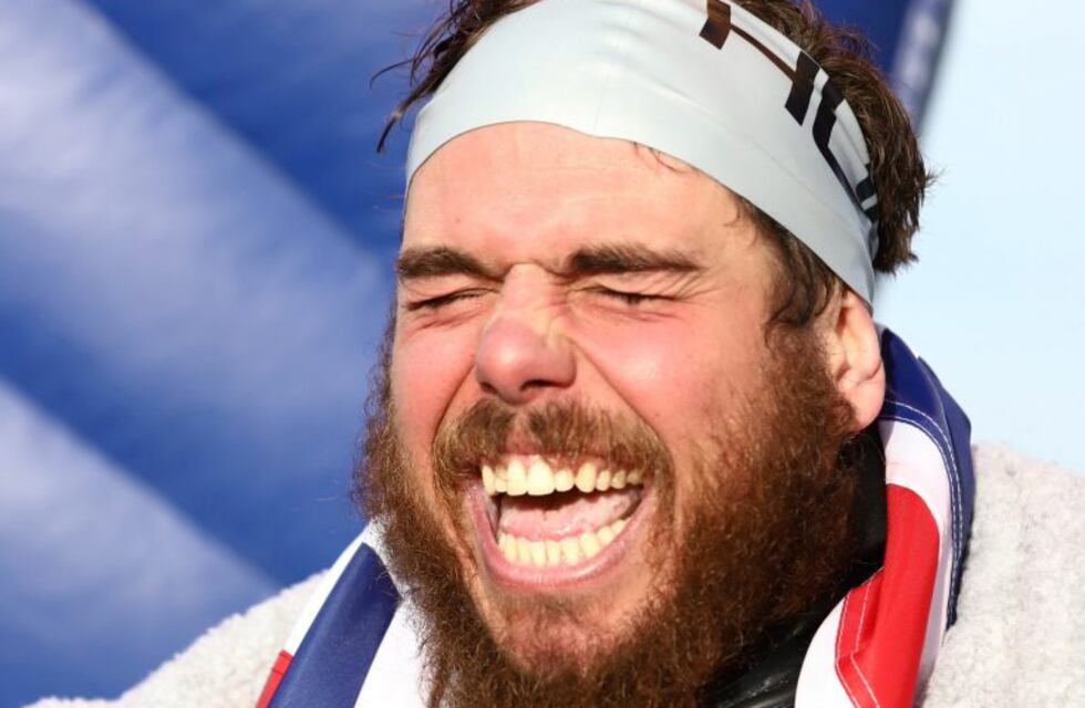 Récord mundial: un nadador de 33 años rodeó a nado Gran Bretaña sin salir del agua