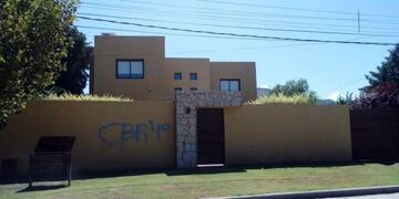 Los chicos dejaron su firma por algunas casas del barrio Visitadores Médicos\u002E