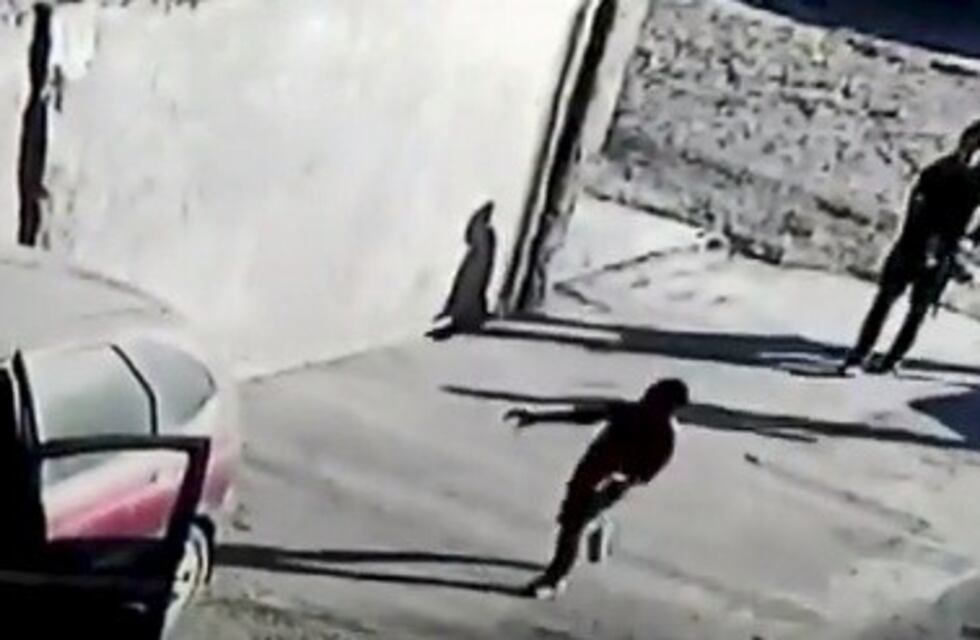 Vecinos ya no saben qué hacer con niños vándalos que destruyen todo