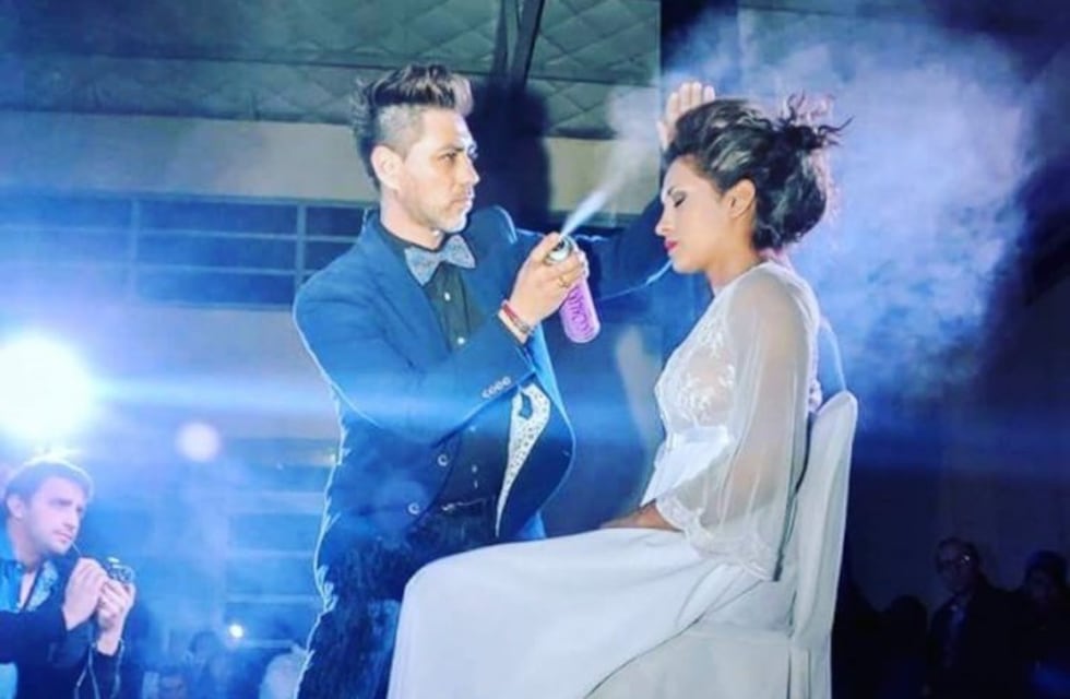 Ofrece peinar y maquillar gratis para que egresadas vayan a sus fiestas