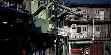 Los barrios vulnerables de la Ciudad suman casi 10 mil casos de coronavirus\u002E (EFE)