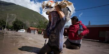 In this Jan\u002E 13, 2017 photo, residents wade waist deep in the mud, with rescued religious figures, in the town of Volcan, Jujuy province, Argentina\u002E The statues will be taken to a secure place until cleanup efforts are completed\u002E (Gianni Bulacio/Infoto via AP) jujuy volcan jujuy desastre por alud de barro en volcan desastres naturales aludes