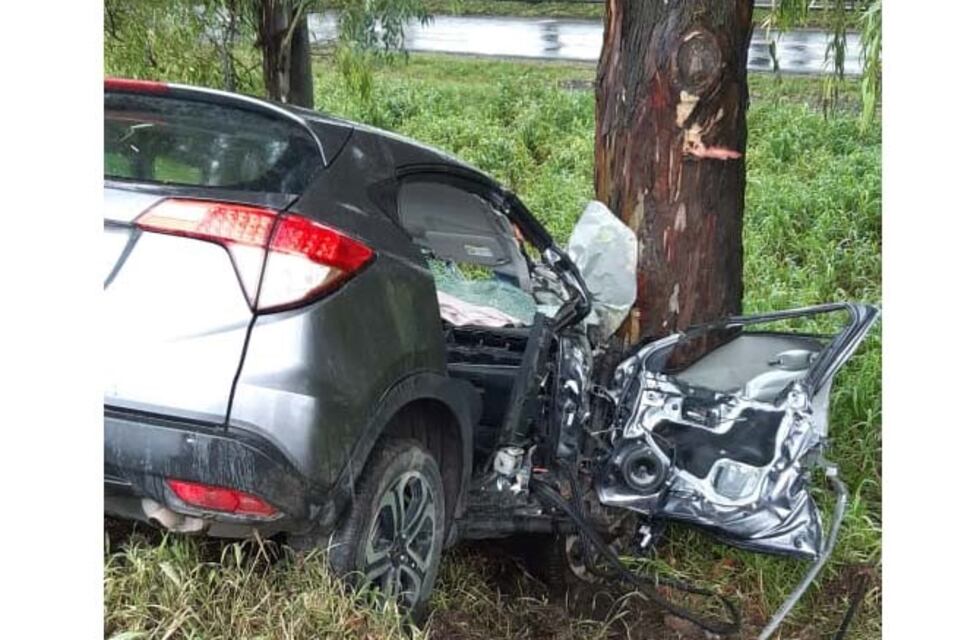 Un automóvil chocó contra un árbol en la ruta Carlos Paz-Córdoba