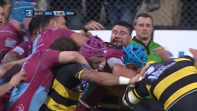 Jugadores de Bourgoin y Mont de Marsan, equipos del rugby francu00e9s, se cruzaron feo en pleno partido.