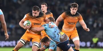 Jaguares' Guido Petti (L) is tackled by Waratahs player Tom Robertson (C) during the Super Rugby match between Australia's NSW Waratahs and Argentina's Jaguares at BankWest Stadium in Sydney on May 25, 2019\u002E (Photo by PETER PARKS / AFP) / IMAGE RESTRICTED TO EDITORIAL USE - STRICTLY NO COMMERCIAL USE