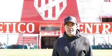 Luego de ser anunciado, el DT posó en Alta Córdoba (Leandro Gómez / Prensa IACC).