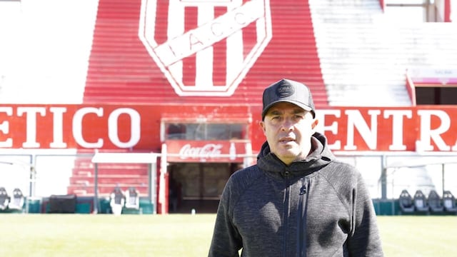 Luego de ser anunciado, el DT posó en Alta Córdoba (Leandro Gómez / Prensa IACC).