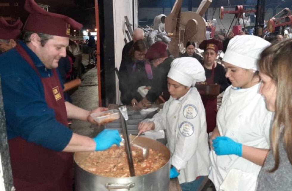 Con excelente convocatoria se realizó la "Cazuela Estudiantil"