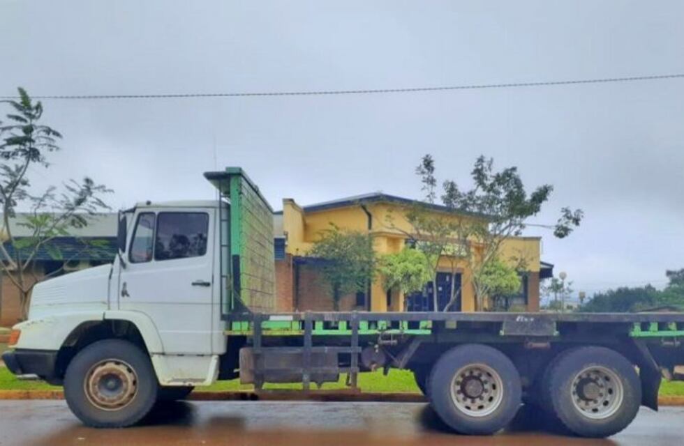 Efectivos de la policía secuestraron dos vehículos adulterados en San Vicente y El Soberbio.
