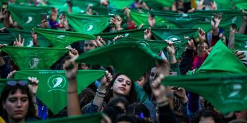 AME8963\u002E LA PLATA (ARGENTINA), 12/10/2019\u002E- Cientos de mujeres participan en una concentración a favor del aborto legal durante el XXXIV Encuentro Nacional de Mujeres este sábado, en La Plata (Argentina)\u002E La ciudad argentina de La Plata, en la provincia de Buenos Aires, acoge desde este sábado el Encuentro Nacional de Mujeres número 34, que la organización espera que sea el más multitudinario, pendiente de las fuertes tormentas eléctricas que azotan el país y que forzaron la suspensión del acto inaugural\u002E EFE/ Demian Alday Estévez
