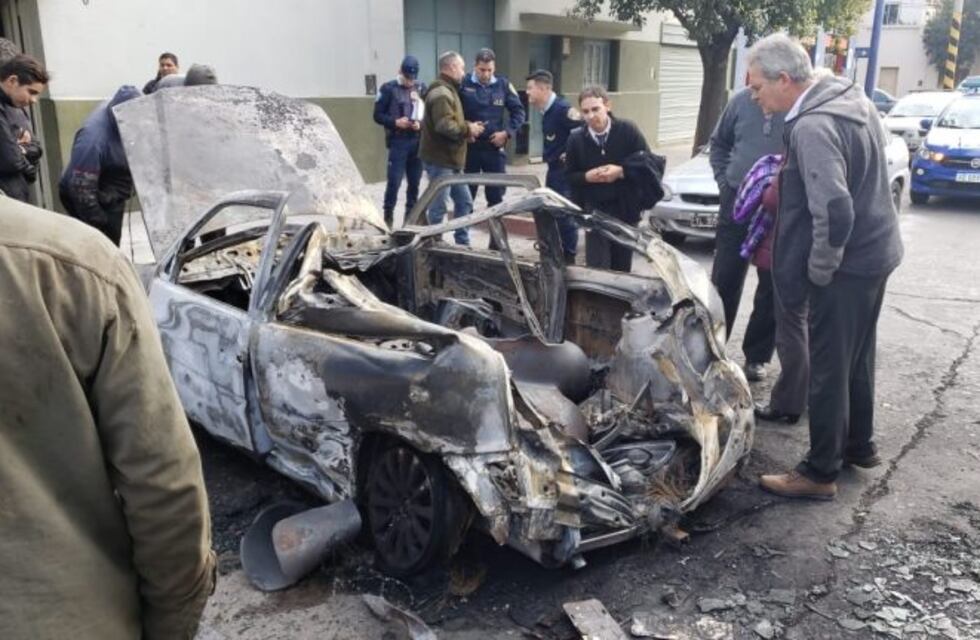 Se incendió y explotó un auto en Córdoba