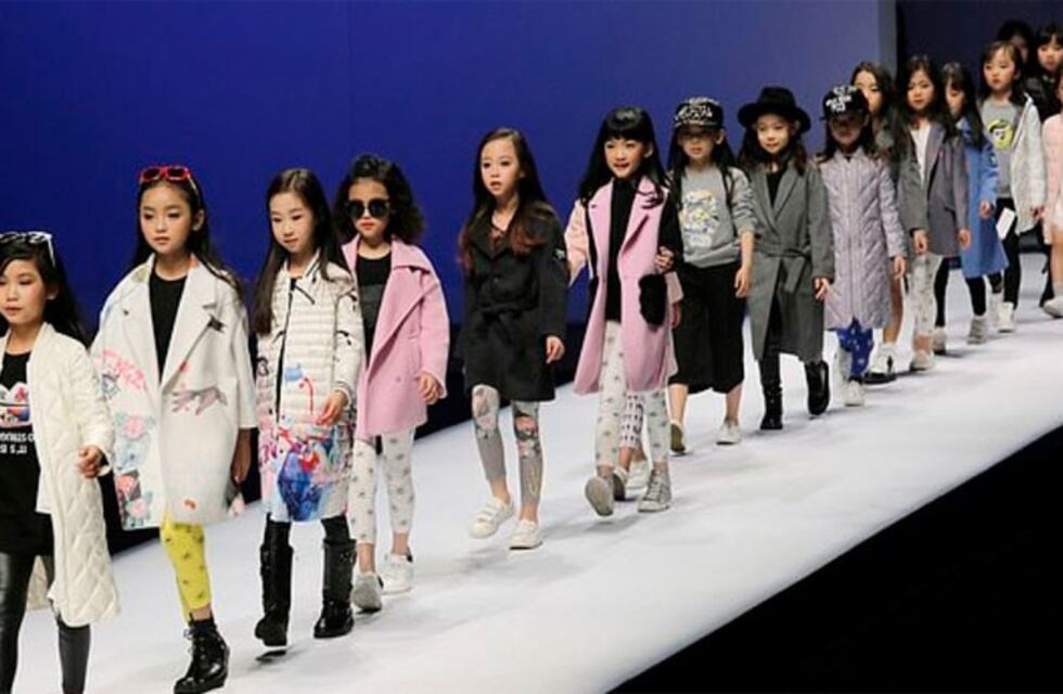 Hizo modelar a su hija de 3 años, no le gustó cómo posó y la pateó brutalmente