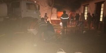Personal de Bomberos, de la Policía y Municipal, trabajaron para controlar el incendio\u002E (Prensa Policía del Chaco)