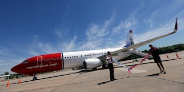 FILE PHOTO: A Norwegian Air Boeing 737-800 is seen during the presentation of Norwegian Air first low cost transatlantic flight service from Argentina at Ezeiza airport in Buenos Aires, Argentina, March 8, 2018\u002E REUTERS/Marcos Brindicci/File Photo ezeiza avion linea aerea low cost norwegian aeropuerto de ezeiza