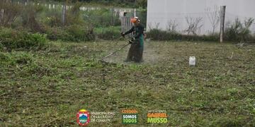 Intensifican operativo de desmalezado y descacharreo en Cosquín\u002E (Foto: Municipal)\u002E