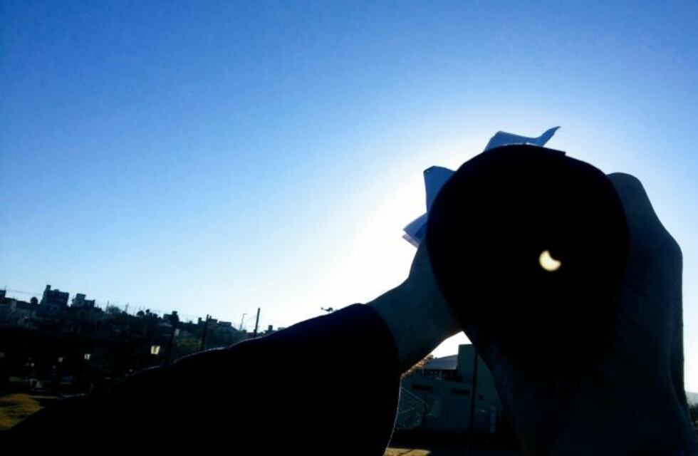 Alumnos observaron el eclipse en el Parque Icardi