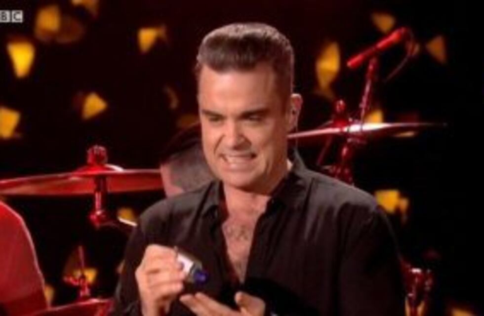 Robbie Williams saludó a sus fans y después se limpió con alcohol en gel