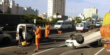 La autopista 25 de Mayo está cortada totalmente por un choque múltiple: al menos ocho heridos\u002E Twitter/solotransito