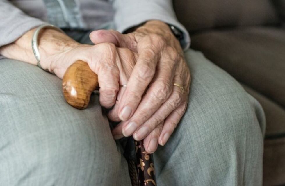 Por qué es importante mantener el contacto con los adultos mayores que están en cuarentena