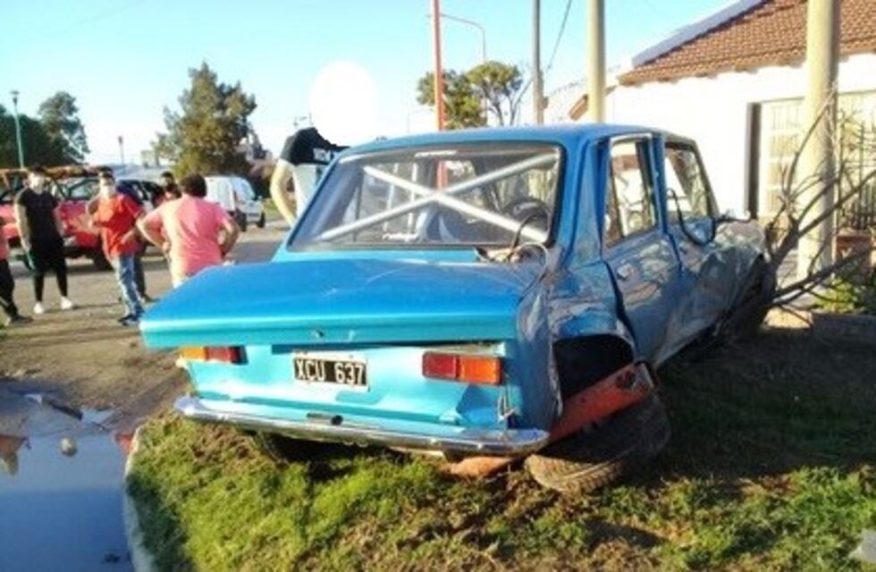 White: un auto chocó contra un poste