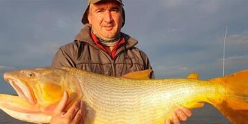 Miguel Rovera, de Alcira Gigena, pescó este dorado de 25 kilos en las aguas del Paraná\u002E (Puntal\u002Ecom)