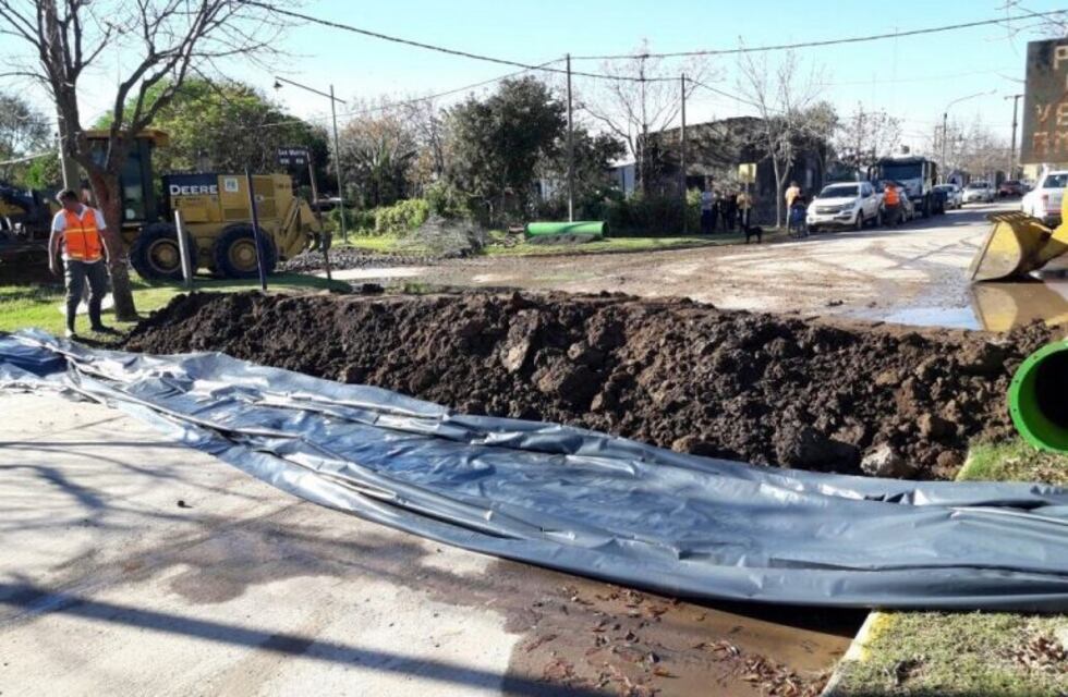 Lograron cerrar el anillo de contención pero en Melincué sigue el temor por el agua