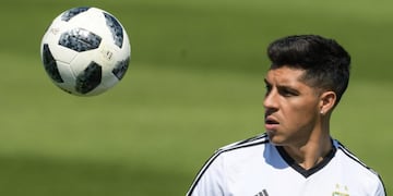 Argentina's forward midfielder Enzo Perez eyes the ball during a training session at the team's base camp in Bronnitsy, near Moscow, on June 17, 2018, during the Russia 2018 World Cup football tournament\u002E / AFP PHOTO / JUAN MABROMATA Bronnitsy rusia entrenamiento practica de la seleccion argentina futbol futbolistas jugadores entrenando