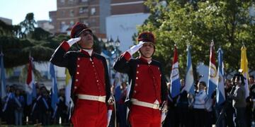 El acto de inauguración de los mástiles fue el viernes con un gran despliegue, pero este lunes una de las estructuras sufrió un desperfecto\u002E (Prensa Gobernación)