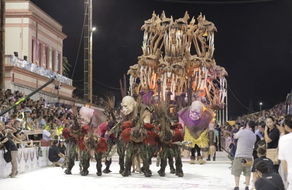 14 mil espectadores en  la segunda noche del Carnaval del País