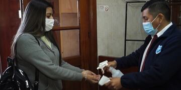 Al ingresar a los centros de votación, se verifica el uso correcto de barbijo, se toma la temperatura corporal y se sanitiza la manos de la persona que concurre a votar.